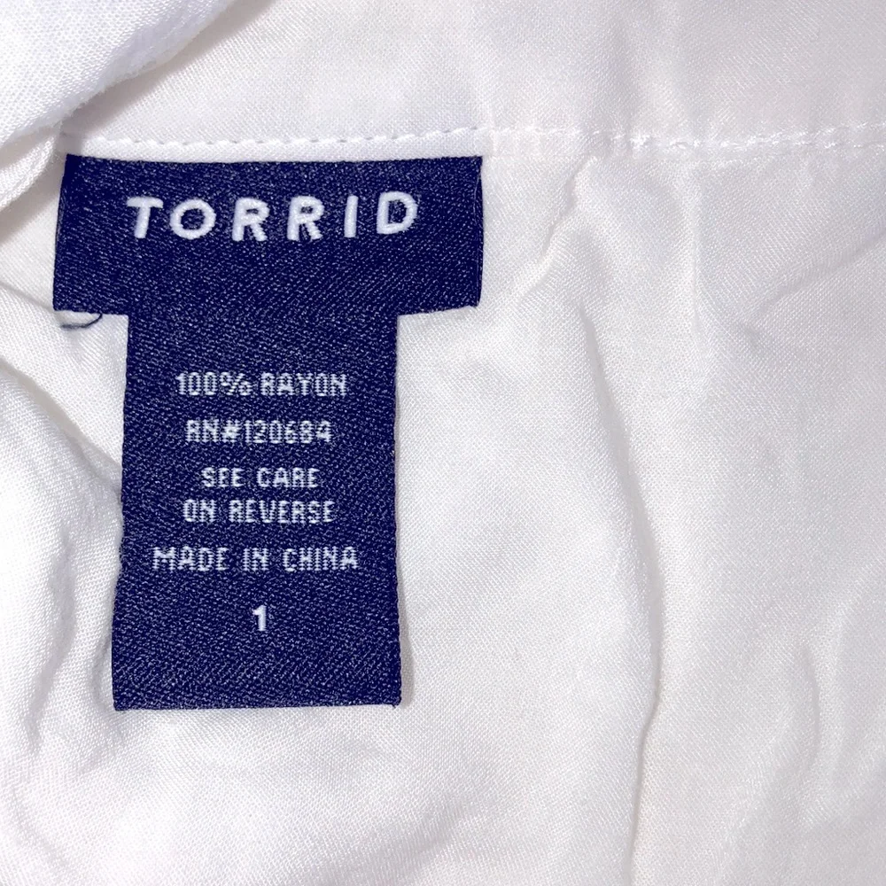 Torrid size 1X slightly sheer white tunic top - Picture 4 of 7